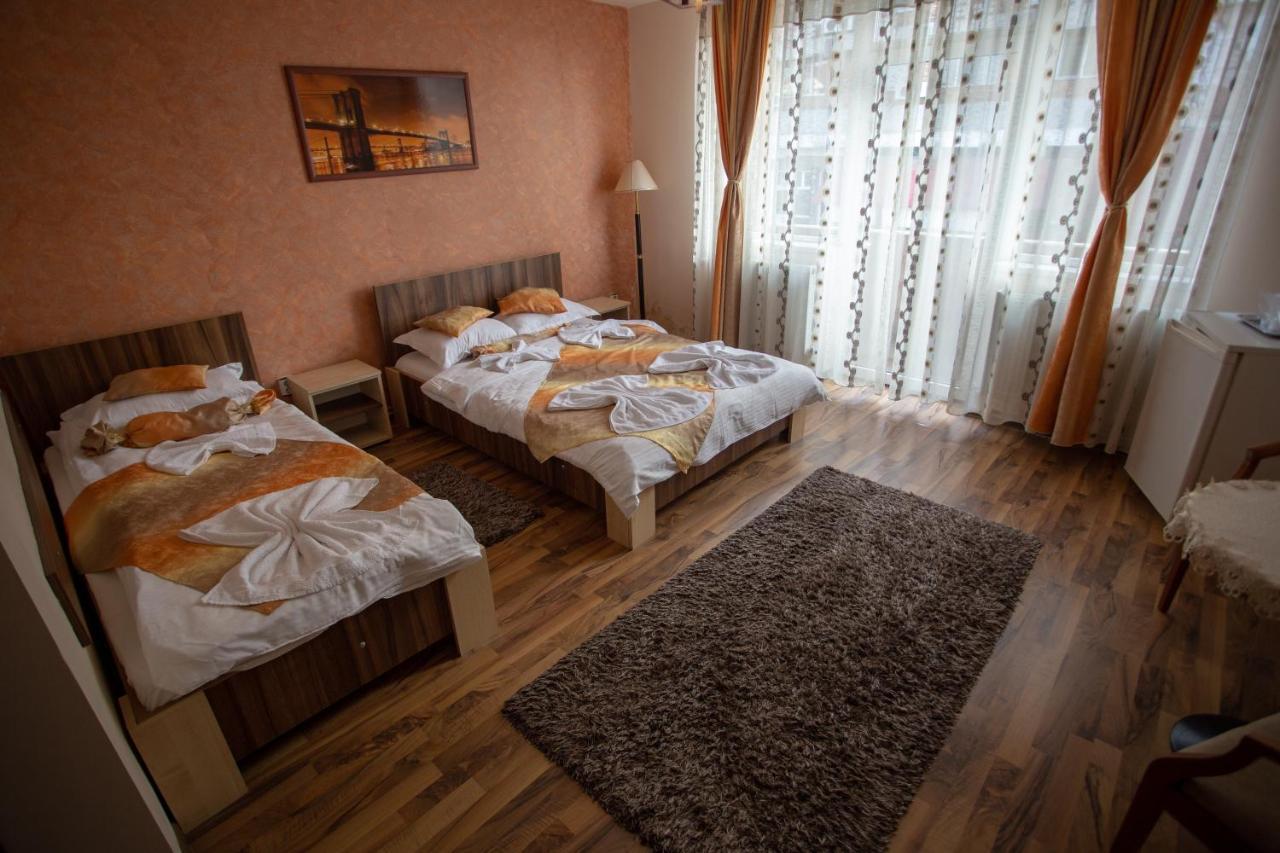 Casa Alex Hotel Targu Jiu Bagian luar foto