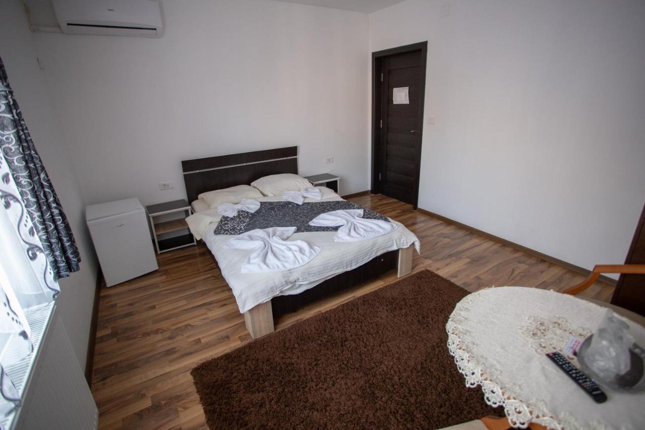 Casa Alex Hotel Targu Jiu Bagian luar foto
