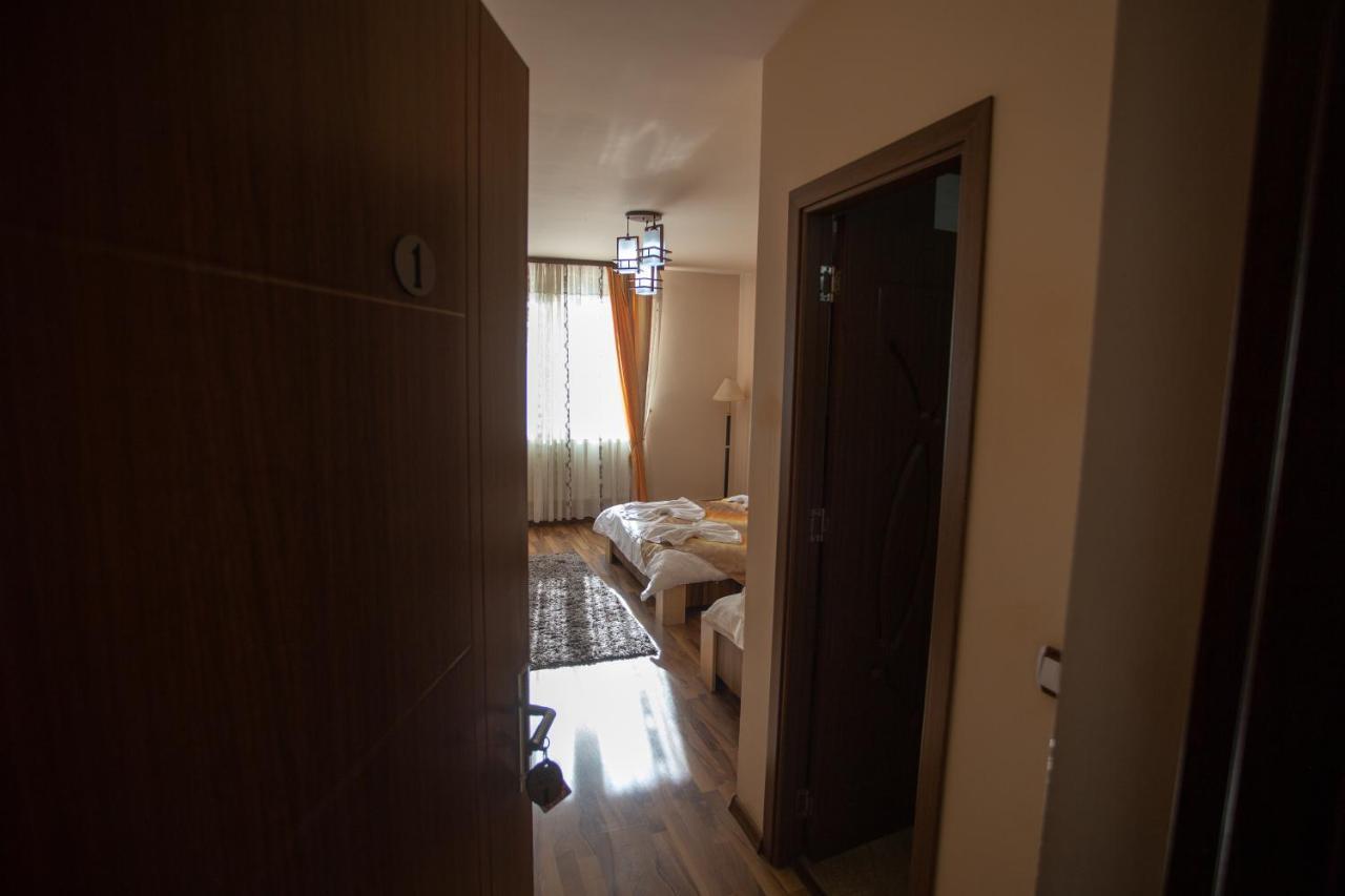 Casa Alex Hotel Targu Jiu Bagian luar foto