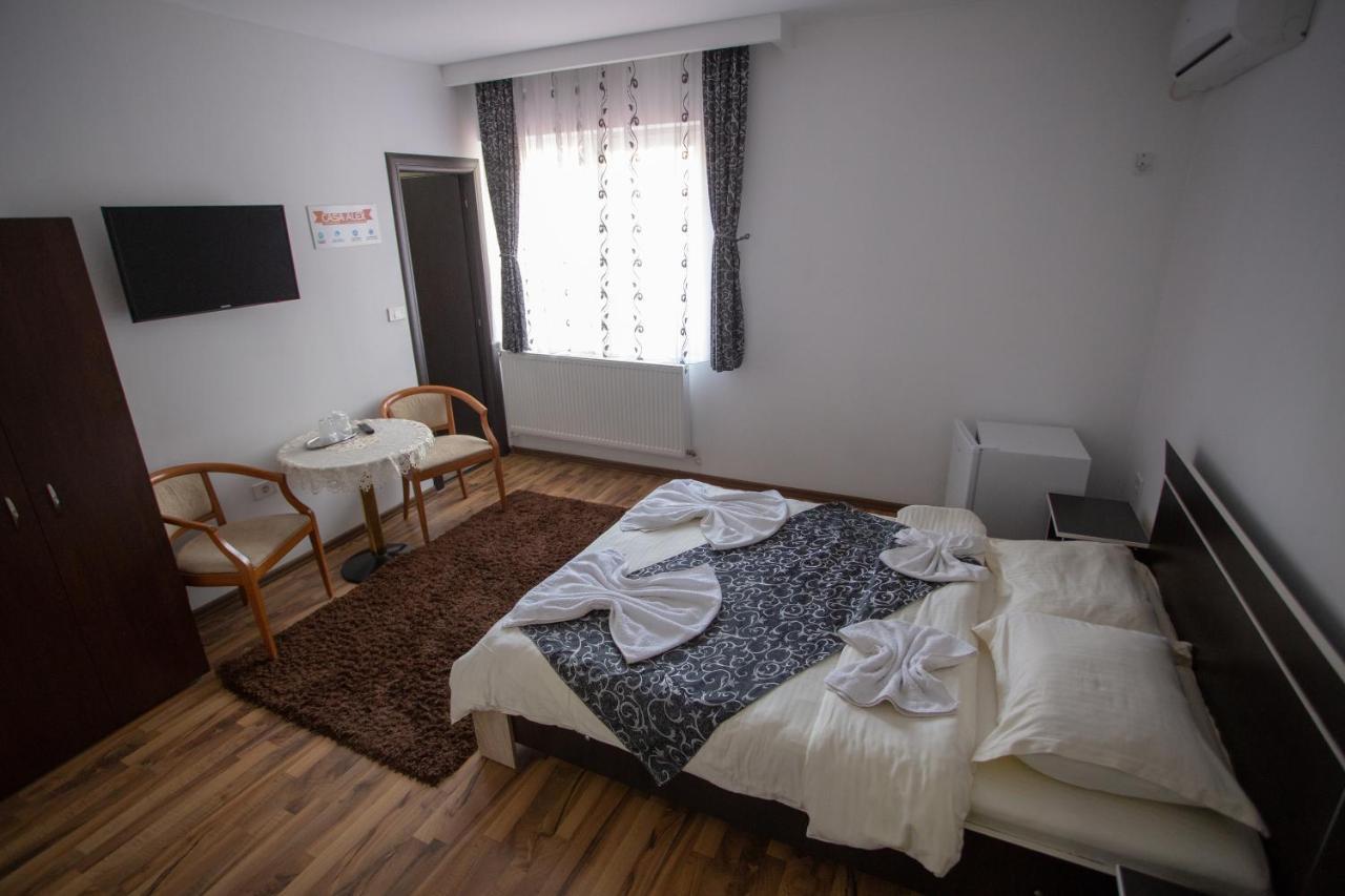 Casa Alex Hotel Targu Jiu Bagian luar foto