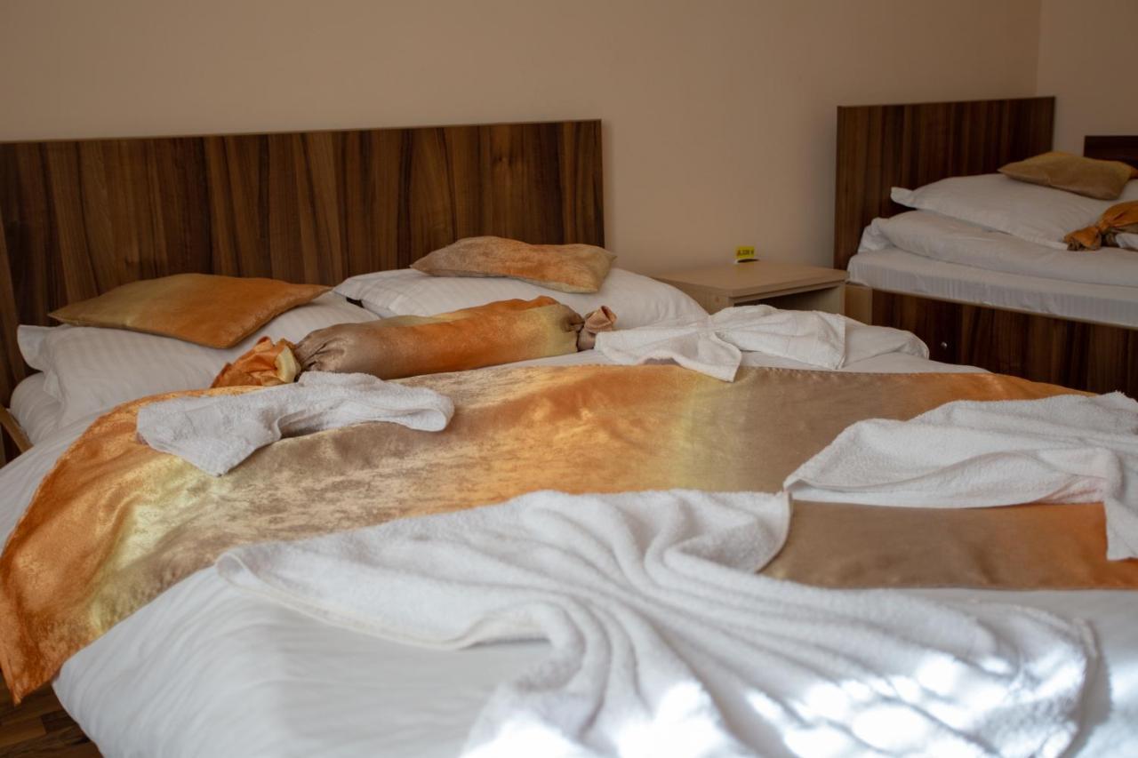 Casa Alex Hotel Targu Jiu Bagian luar foto